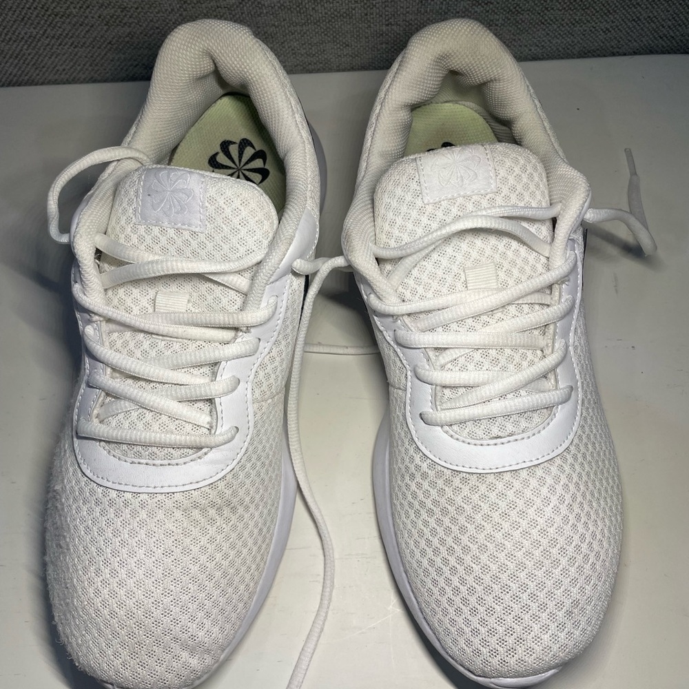 Nike White Men’s White Athletic Shoes. Size 10. R… - image 5